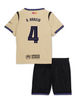Billige Barcelona Ronald Araujo #4 Bortedraktsett Barn 2025-26 Kortermet (+ Korte bukser)